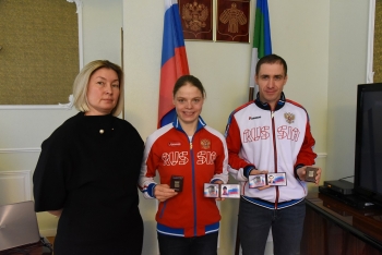 Ирина Губер и Иван Мартюшев получили удостоверения и знаки Мастеров спорта международного класса