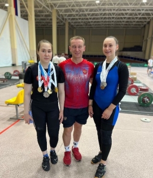 Мария Андреева и Евгения Жукова завоевали шесть медалей на первенстве России по тяжёлой атлетике